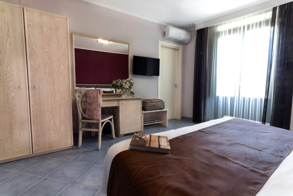 Double or Twin Room - Photo 6
