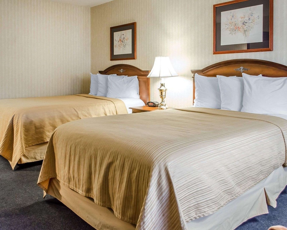 2 Queen Beds 2nd Floor Non Smoking Room photo 2