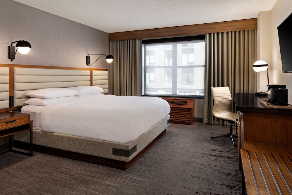 Room, 1 King Bed (Mobility/Hearing Accessible, Tub) - Photo 2