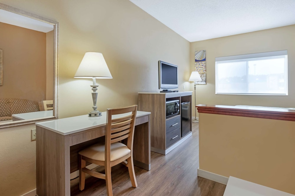 Suite, 1 Queen Bed, Non Smoking - Photo 3