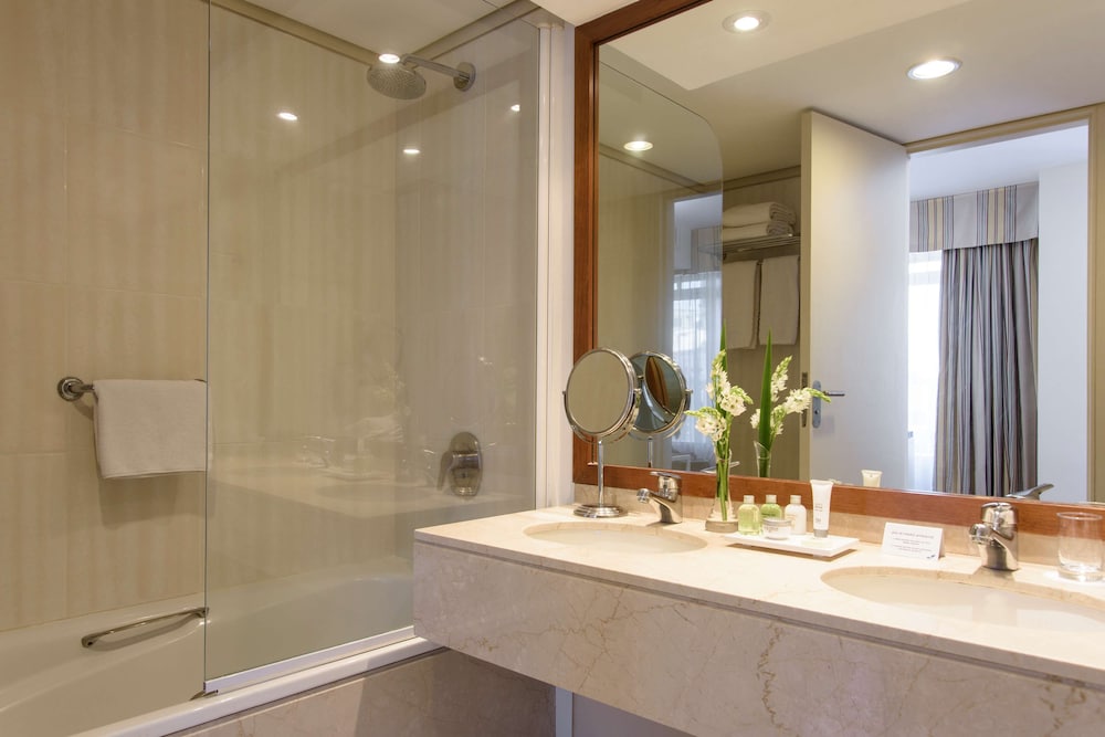 Standard Room thumbnail 6