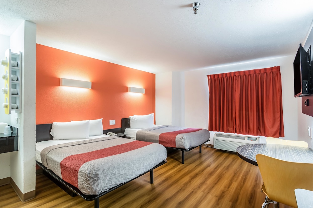 Standard Room, 2 Double Beds, Smoking - Photo 4