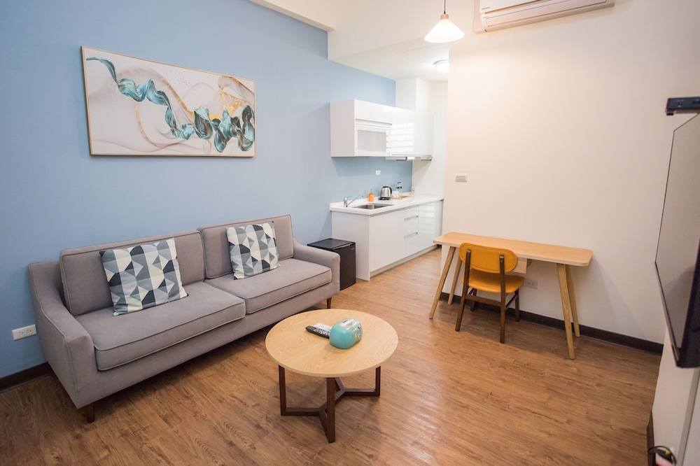 Deluxe Suite, 1 Bedroom Suite, 1 King Bed, Balcony - Photo 10