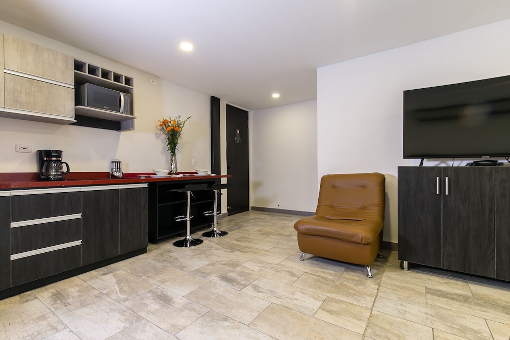Room with jacuzzi and kitchen photo 2