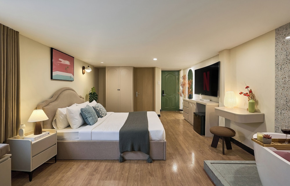 Romantic Room, 1 Bedroom, Bathtub, City View photo 2
