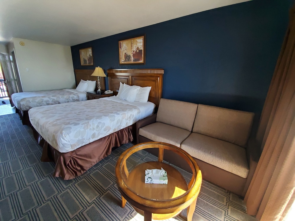 Deluxe Room, 2 Queen Beds, Balcony, Beach View photo 1