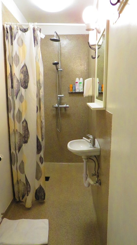 Single Room, Shared Bathroom photo 3