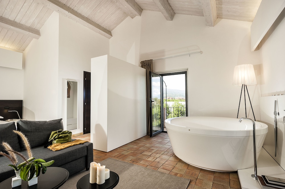 Junior Suite, 1 King Bed with Sofa bed, Bathtub photo 2