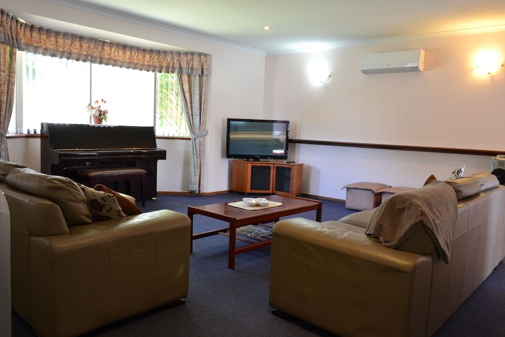 Four-Bedroom House - Photo 9