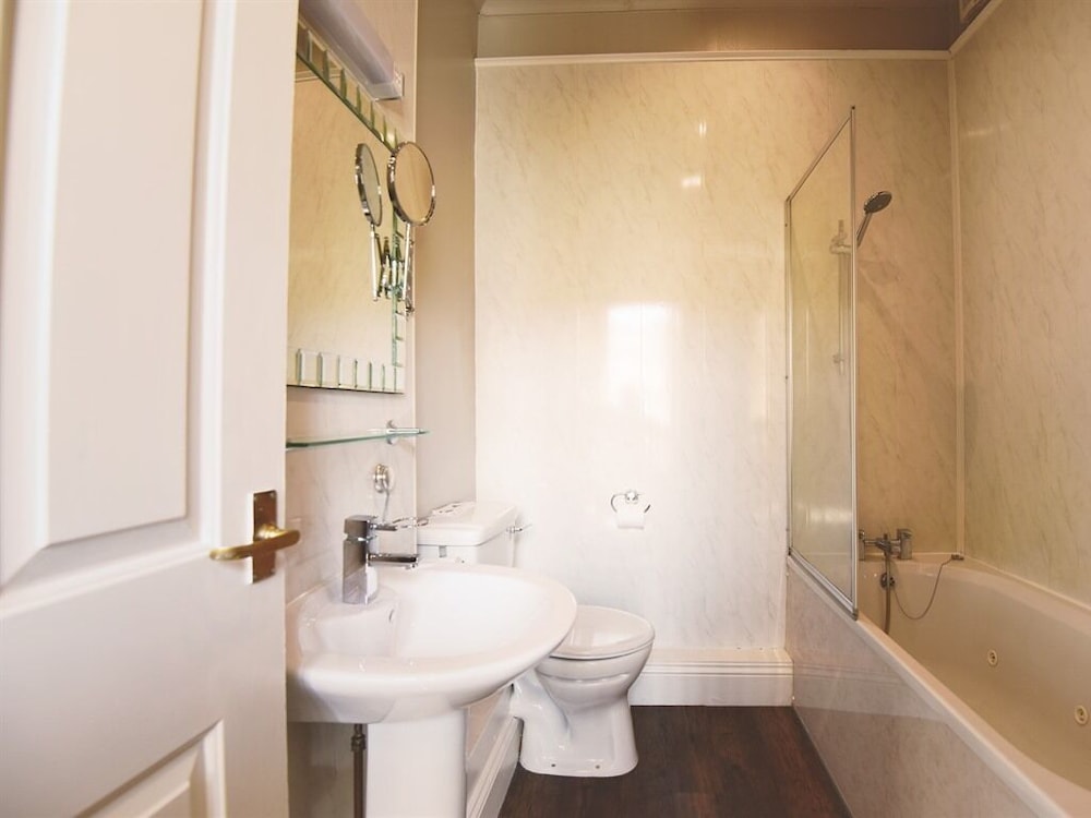 Superior Suite, Ensuite (4 Poster) photo 2