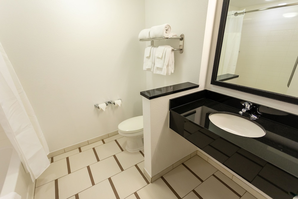 Room, 2 Queen Beds (Mobility Accessible, Tub) - Photo 4