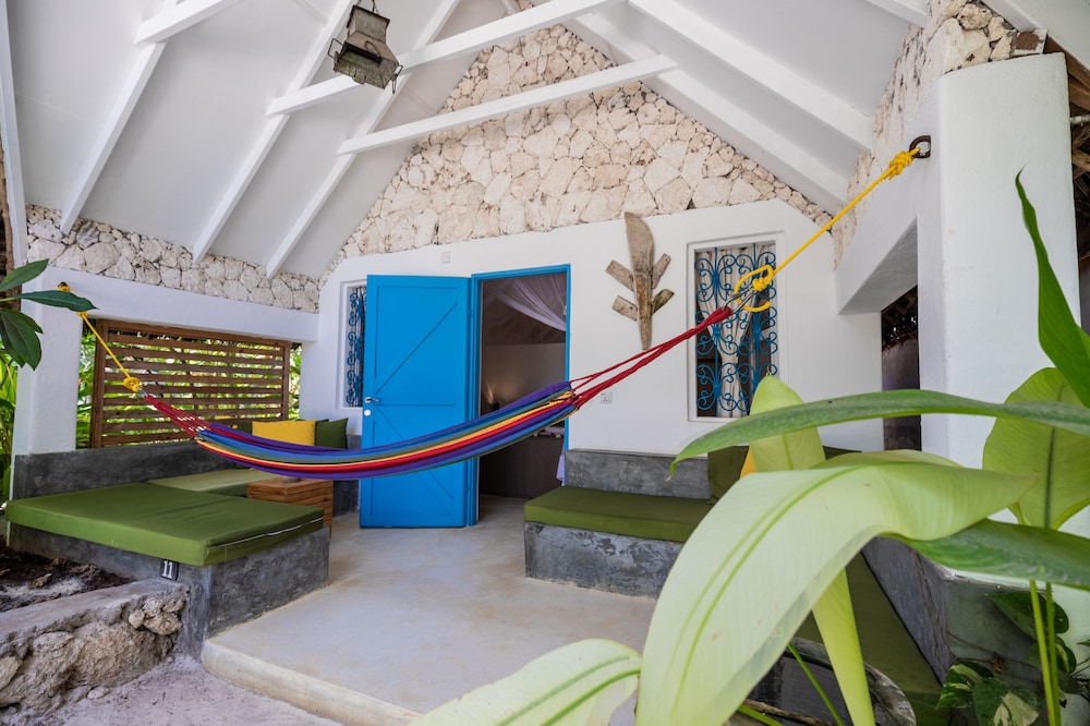 Bungalow with Front Pool View photo 3
