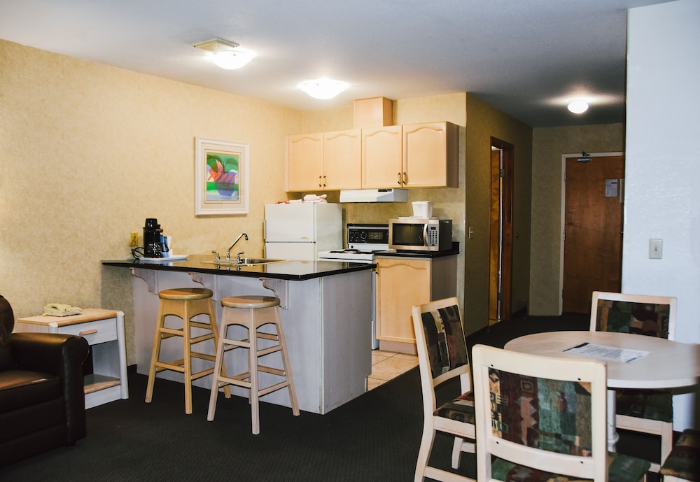 Family Room, Multiple Beds, Smoking, Kitchen
