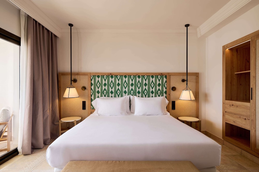 Deluxe Room, 1 King Bed, Balcony, Partial Sea View - Photo 3