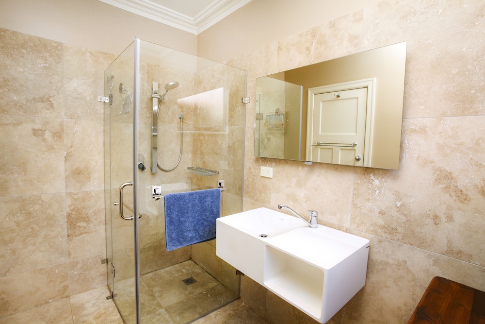 The Palais Deluxe Queen Room - Shared bathroom photo 2
