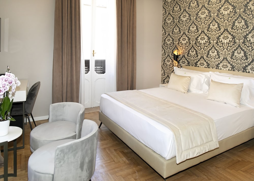 Deluxe Room thumbnail 5
