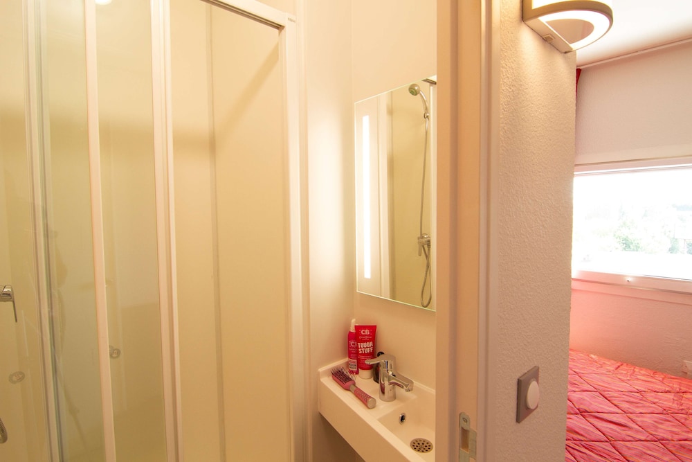 Standard Room, Multiple Beds - Photo 13