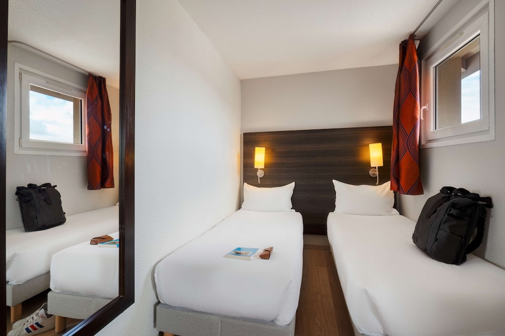 Standard Room, Multiple Beds - Photo 5