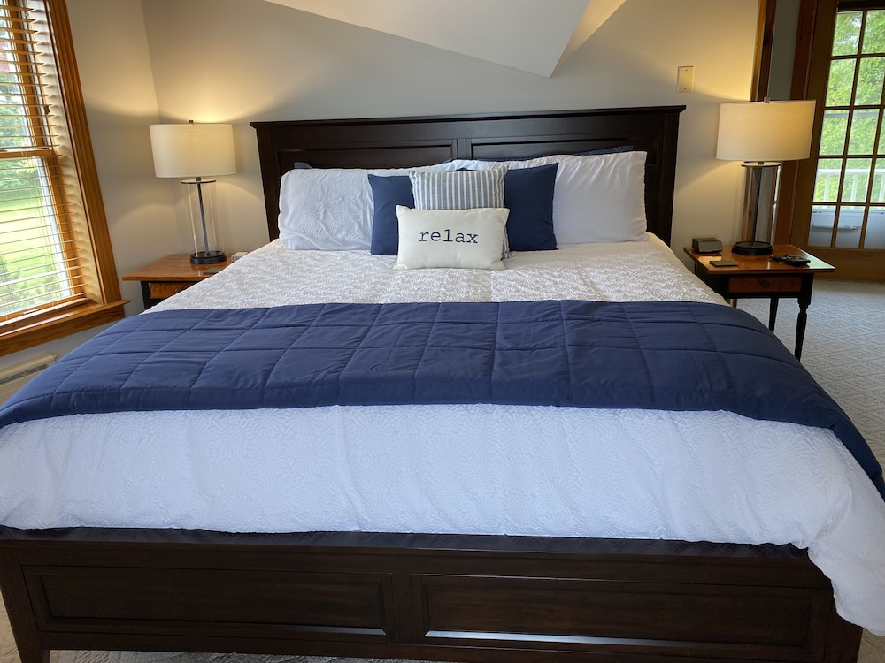 Room, 1 King Bed, Jetted Tub, Bay View (The Crow's Nest) photo 1
