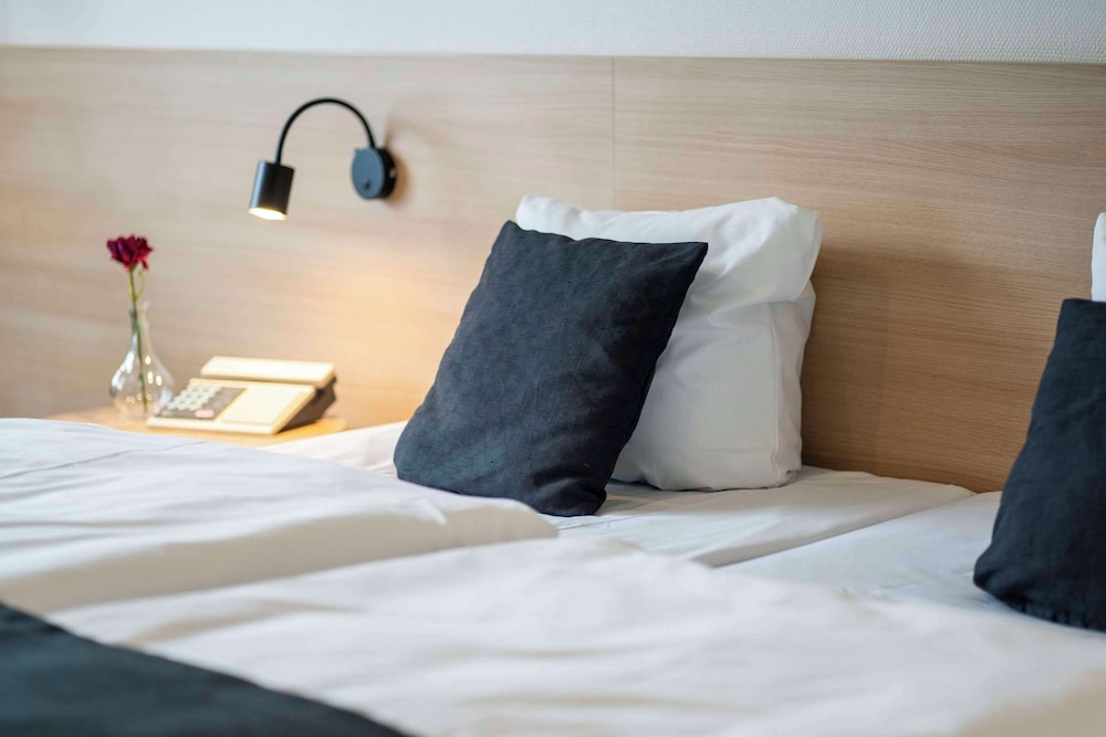 Standard Room, 1 Queen Bed, Non Smoking - Photo 4