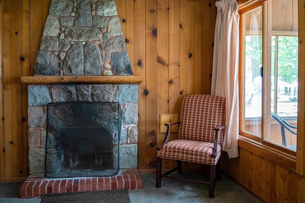 One Bedroom Cottage #18, 1 king bed photo 2