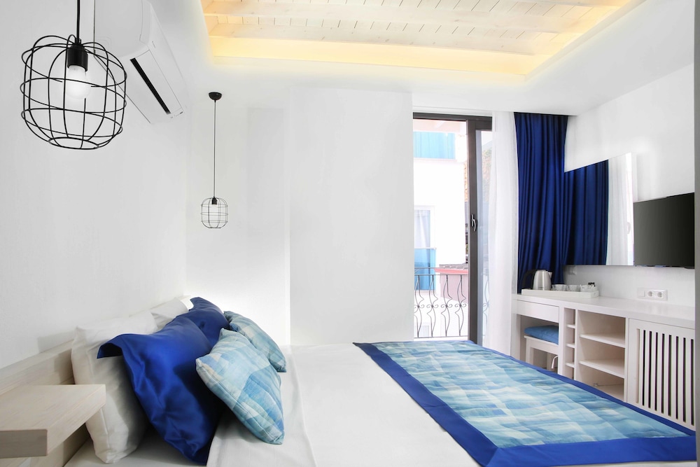 Single Room, Balcony, Partial Sea View
