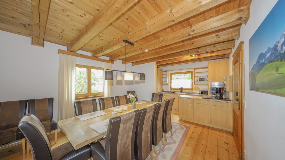 Traditional Chalet, 2 Bedrooms, Pool Access, Mountain View (140 m2) photo 2