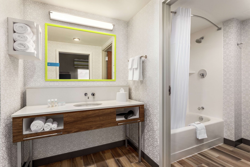 Studio, 1 King Bed, Refrigerator & Microwave (Wet bar)