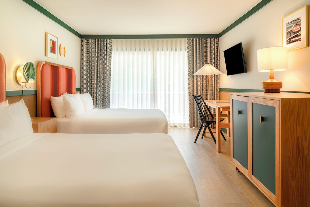 Room, 2 Queen Beds, Poolside - Photo 1
