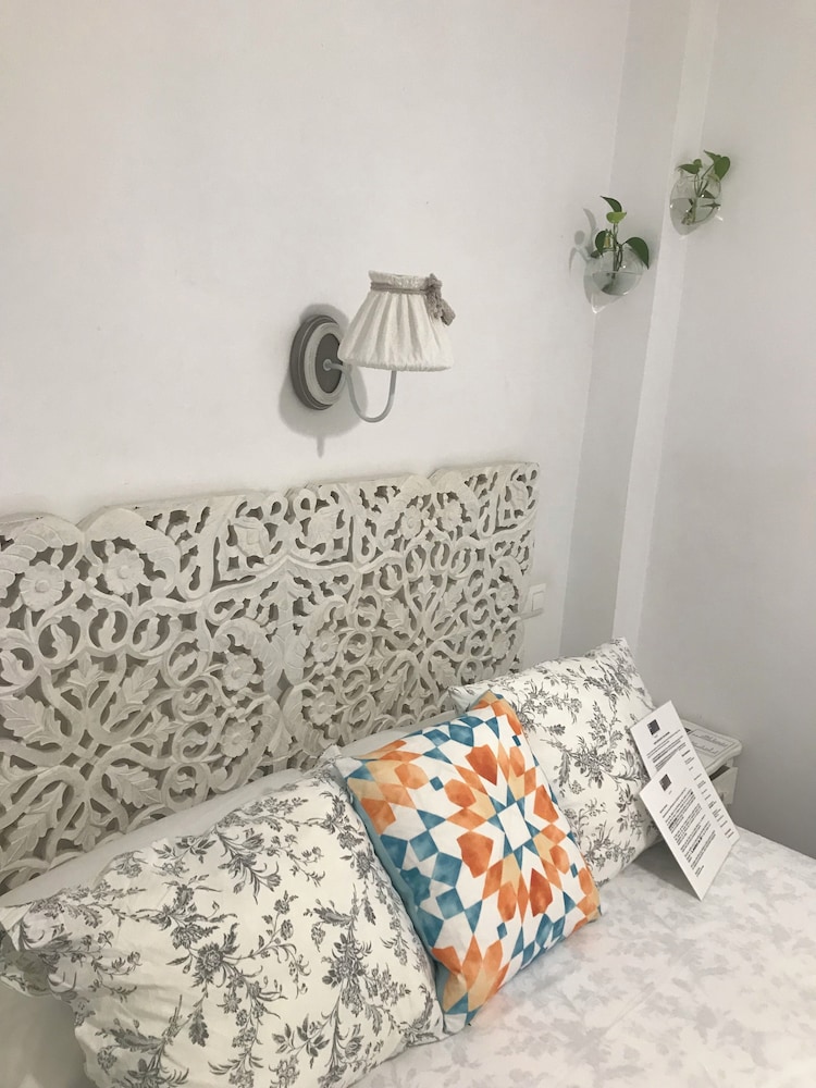 Economy Double Room (Interior) - Photo 2