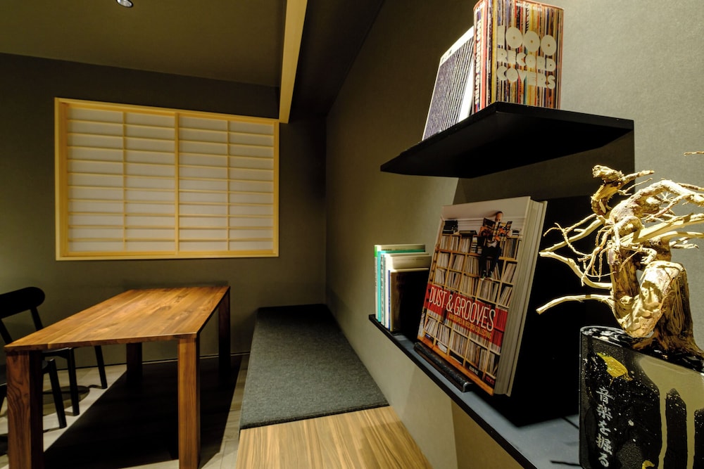 Standard Twin Room thumbnail 6