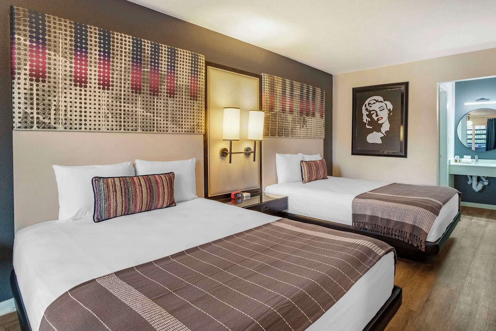 Standard Room, 2 Queen Beds, Non Smoking - Photo 3