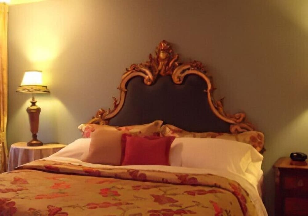 Deluxe Double Room, 1 King Bed, Fireplace, Lake View