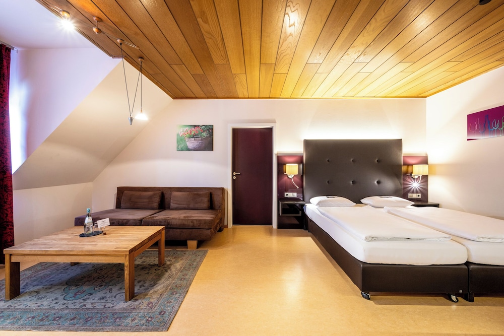 Grand Room, Courtyard Area (Comfort)