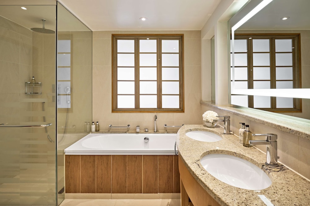 Executive Suite, 1 King Bed, Club Lounge Access (Park Lane) thumbnail 5