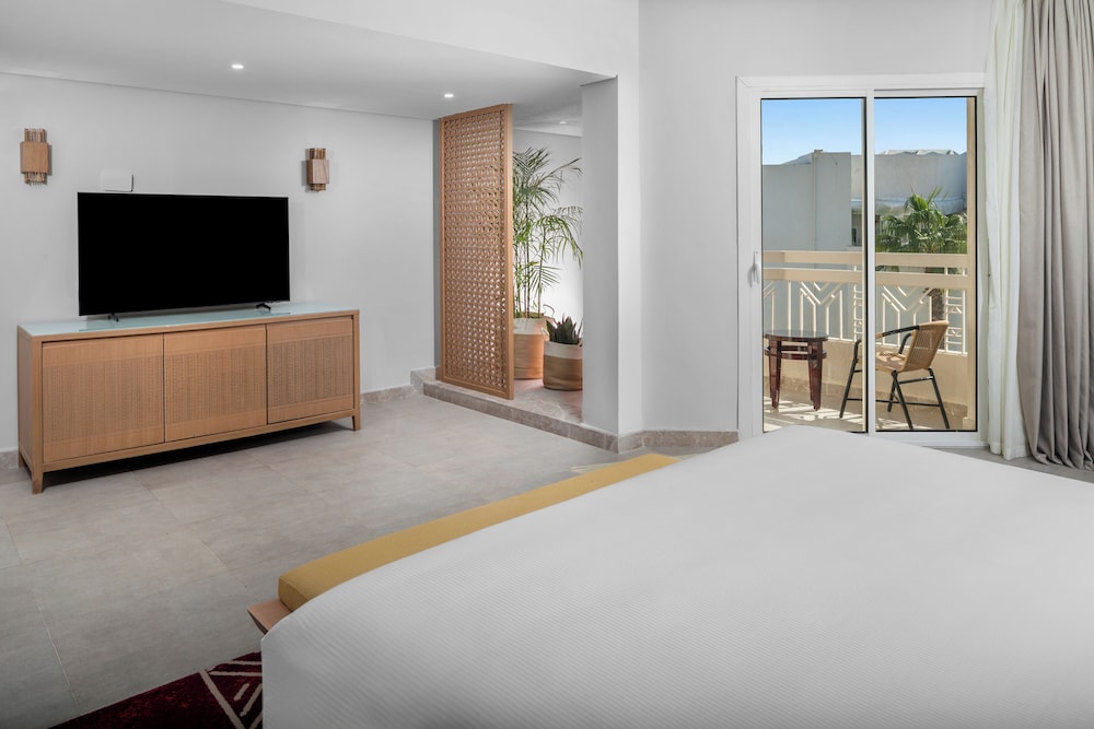 Premium Room, 1 King Bed, Pool View - Photo 3