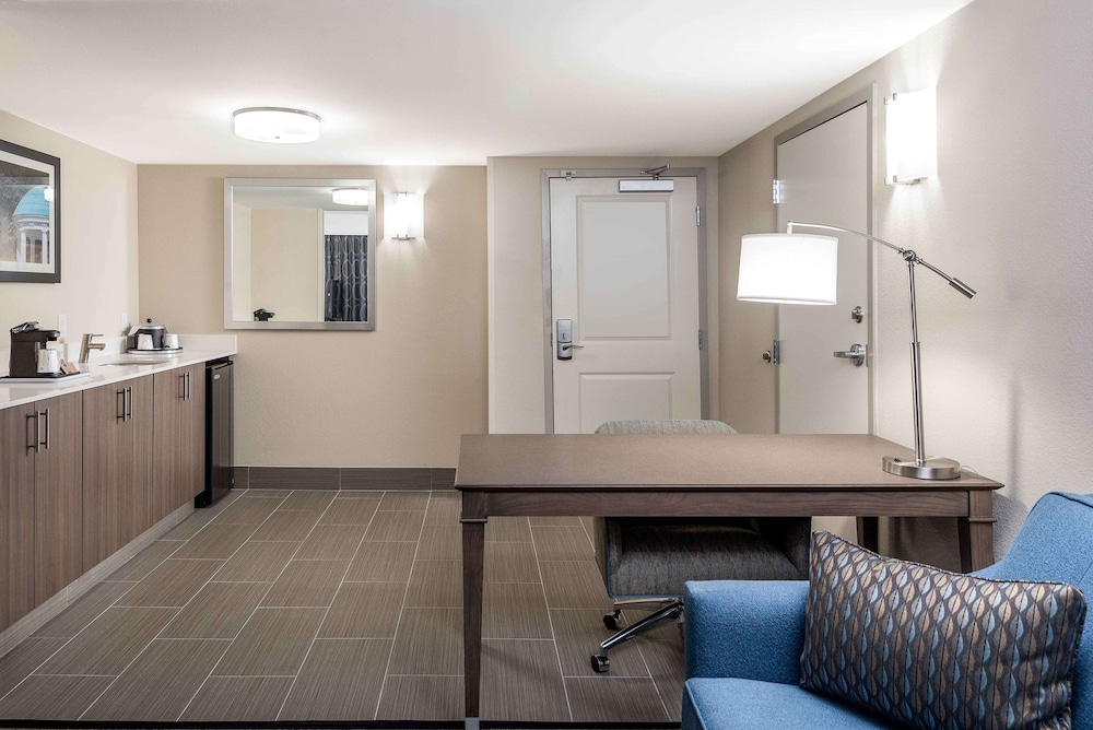 Suite, 2 Queen Beds, Refrigerator photo 3