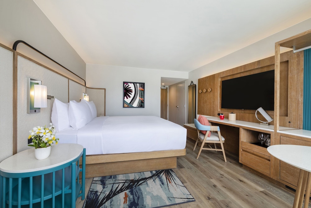 Standard Room, 1 King Bed, Mountain View photo 2