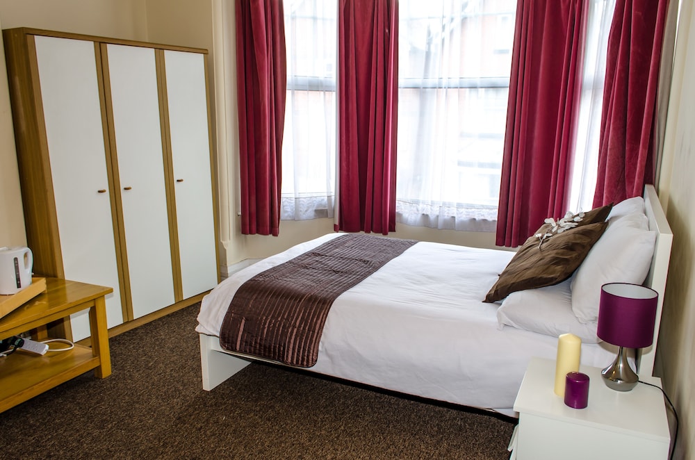 Standard Double Room, 1 Bedroom, Non Smoking, Ensuite - Photo 6