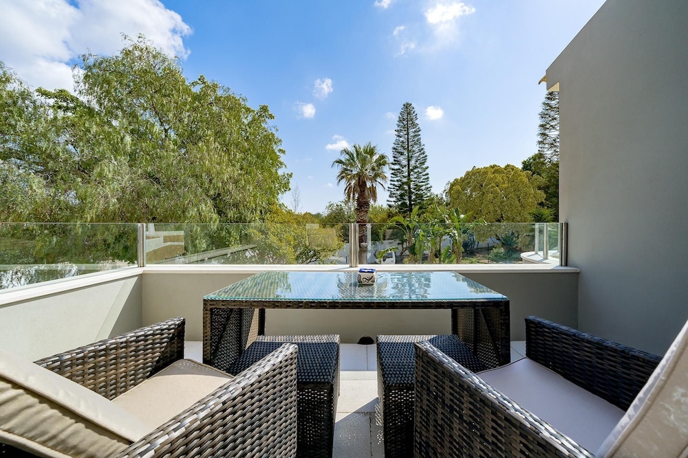 Villa photo 2