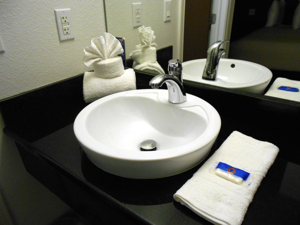 Standard Suite, 1 King Bed, Non Smoking - Photo 7