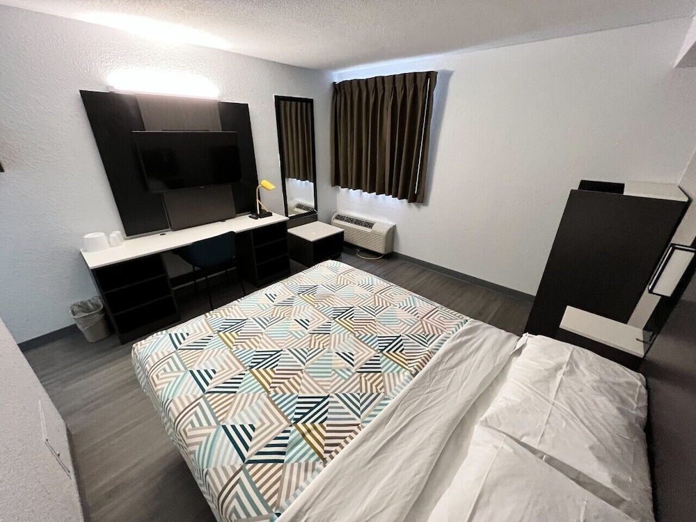 Deluxe Room, 1 Queen Bed, Accessible, Non Smoking