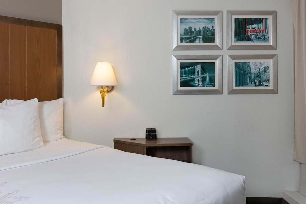 Suite, 1 King Bed, Non Smoking - Photo 2