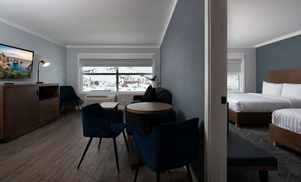 Suite, 2 Queen Beds, Non Smoking, Kitchenette (with Single Sofabed) photo 3