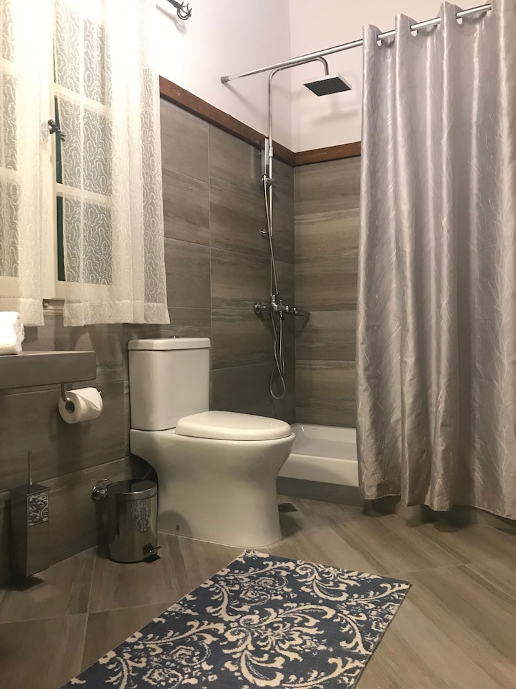 Romantic Studio Suite, 1 King Bed, Courtyard View photo 3