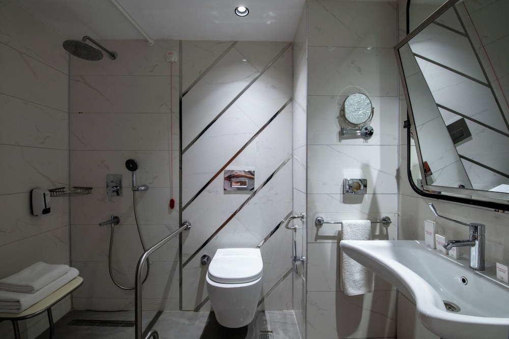 Standard Room, 2 Twin Beds, Accessible (Mobility, Roll-in Shower) - Photo 10