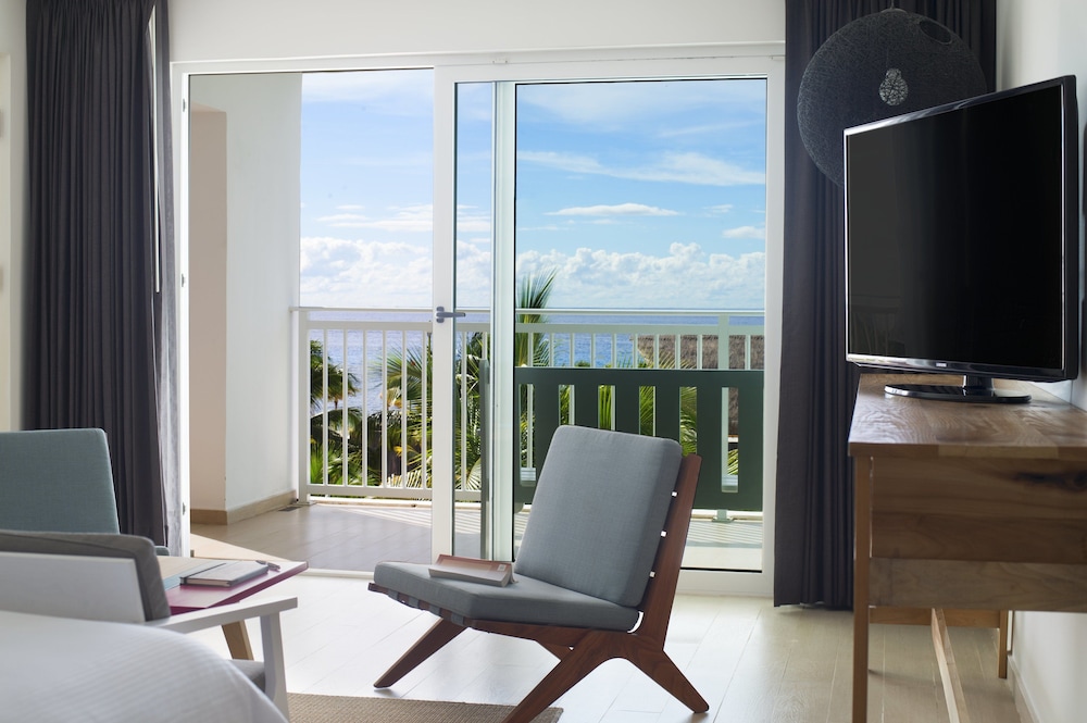 Deluxe Room, 1 King Bed, Non Smoking, Ocean View - Photo 3
