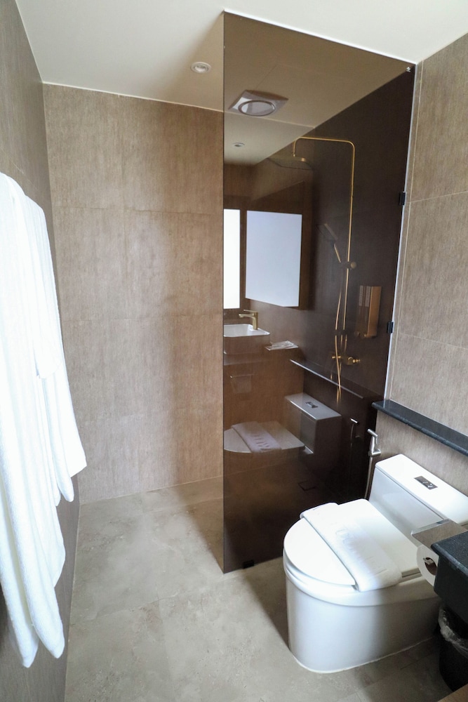 Deluxe Suite, City View - Photo 8