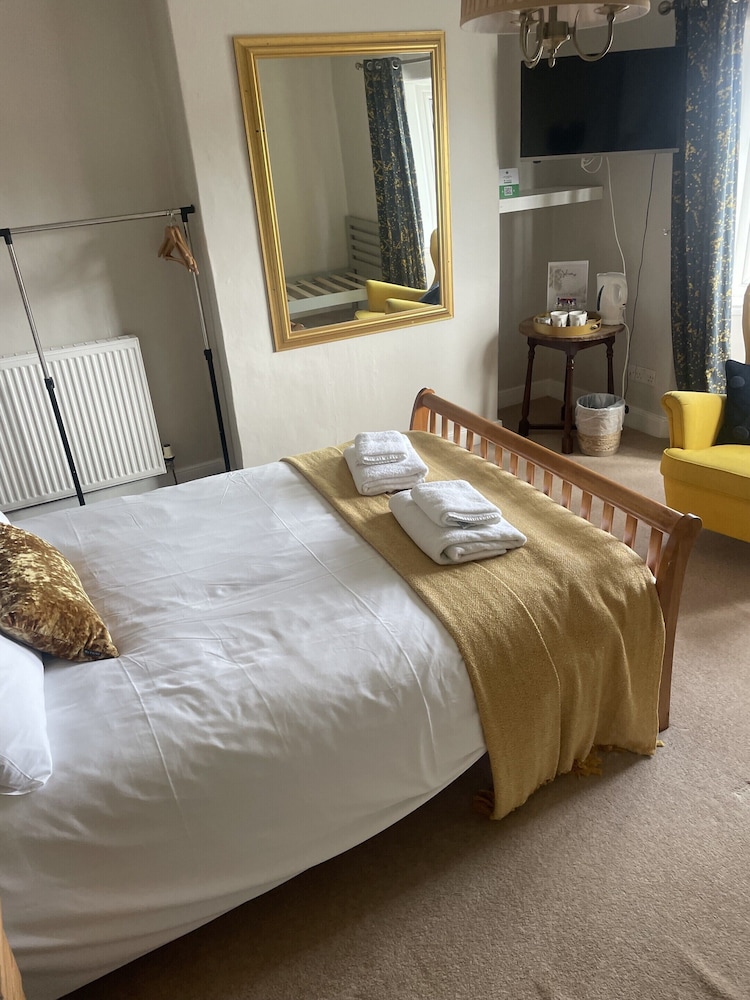 Suite, Ensuite (Ground Floor Access)