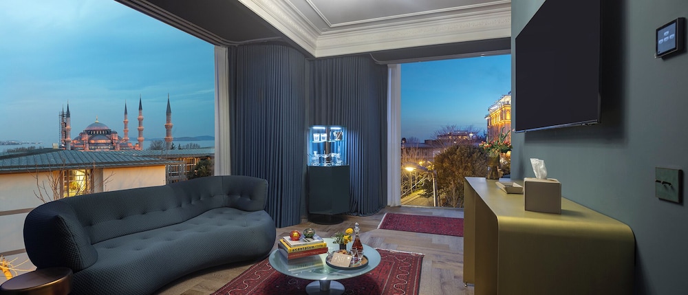 Signature Suite, Partial Sea View photo 2